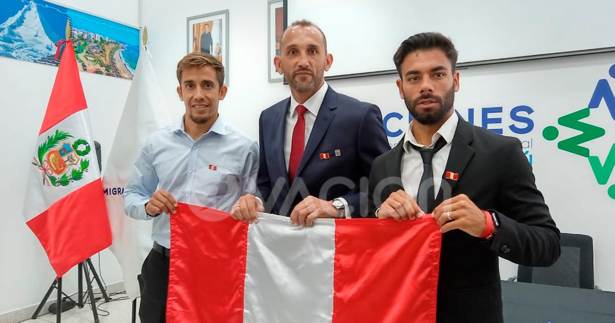 El delantero de Alianza Lima Hernán Barcos se mostró emocionado al recibir su título de nacionalidad peruana y dijo que, dejando el fanatismo de lado, él y se siente respetado en el Perú.  "Estoy muy emocionado y feliz porque junto a nuestra familia estuvimos buscando la posibilidad de ser peruano, no solo por el fútbol y lo que puedo dejar en tema al deporte sino más esto va más allá porque mi intención es dejar mi granito de arena para ayudar a crecer a las personas en la sociedad", dijo Barcos.  Luego, e