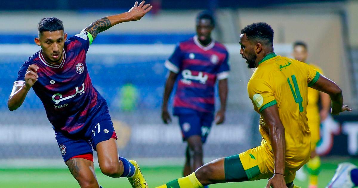 Christofer Gonzáles vio la roja en el empate de Al-Adalah y Al-Jandal