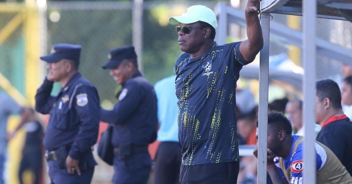 'Chochera' Castillo no pudo: DT peruano perdió final con Jocoro en El Salvador  