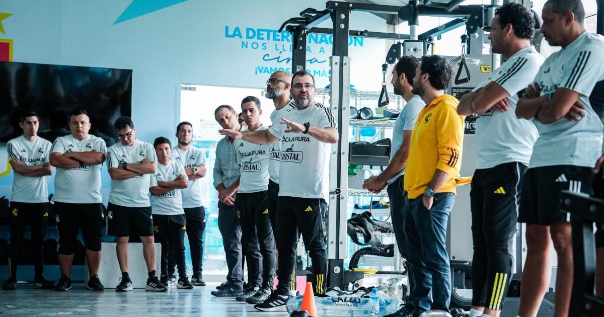 Enderson Moreira dirigió su primera práctica en Cristal