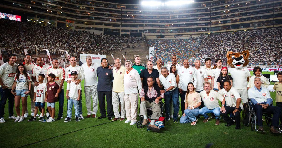 Universitario presentó al plantel para su centenario en la 'Noche Crema'