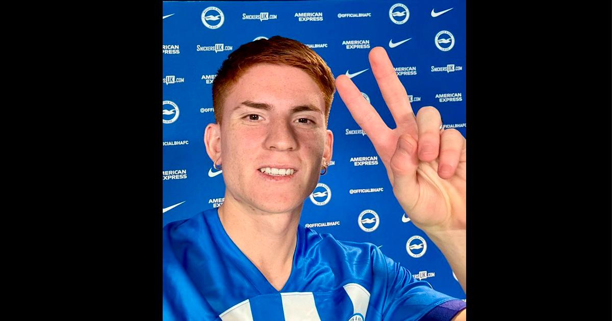 Valentín Barco llegó a Inglaterra y posó con la camiseta del Brighton