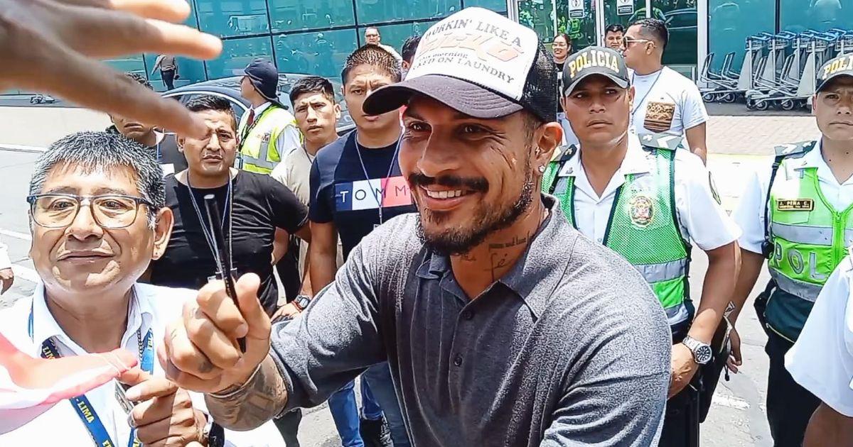 Paolo Guerrero llegó a Lima para reunión con Richard Acuña