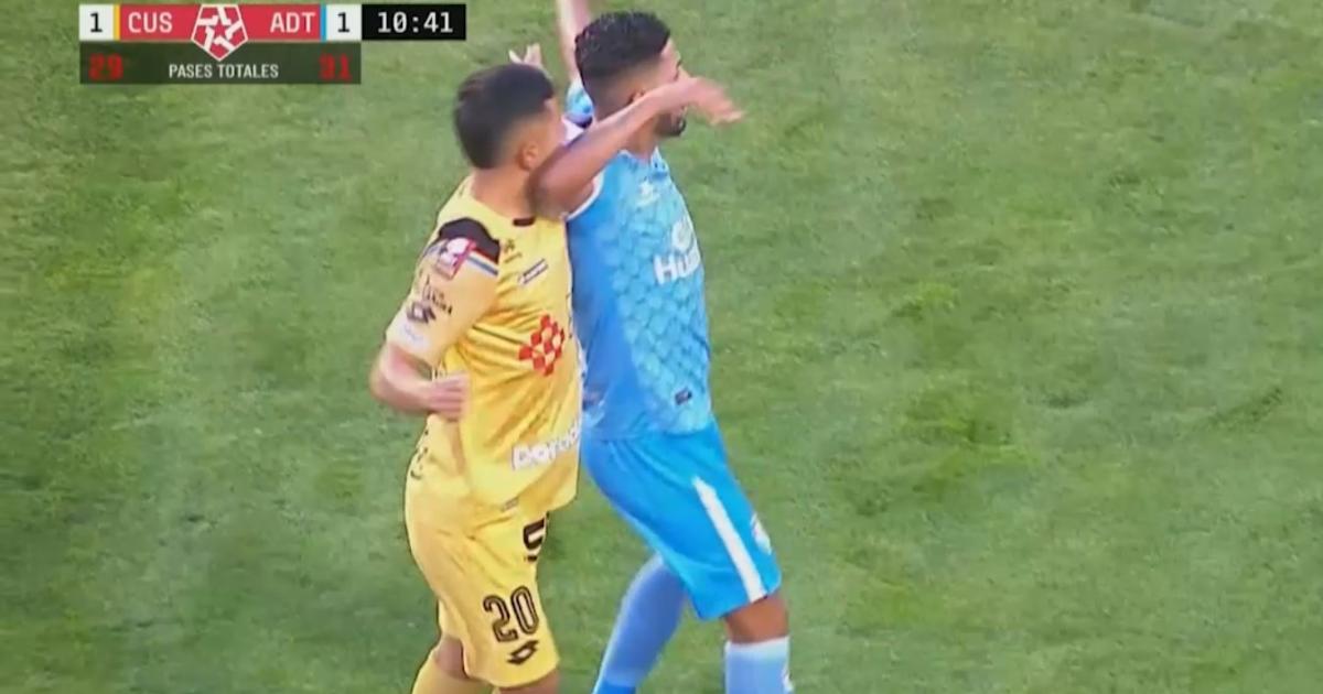 (VIDEO) Edson Aubert se fue a las duchas tras agredir a André Vásquez