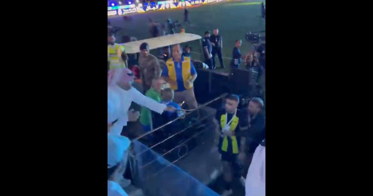 (VIDEO) "Hincha" agarró a latigazos a futbolista de Al Ittihad saudí