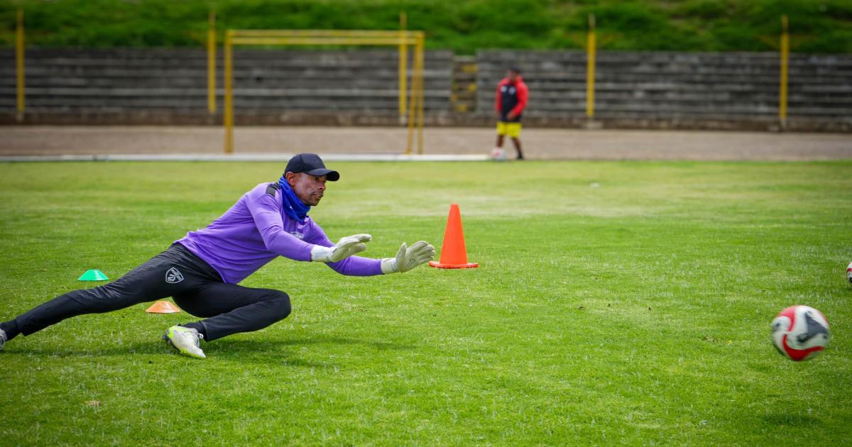 Pinto: "Es duro que el club esté en esta situación, no tenemos que agachar la cabeza"