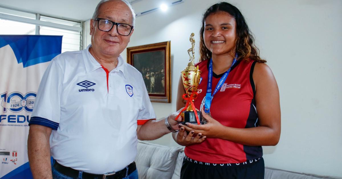 Selecciones de básquetbol de la U. Federico Villarreal fueron premiadas por FEDUP