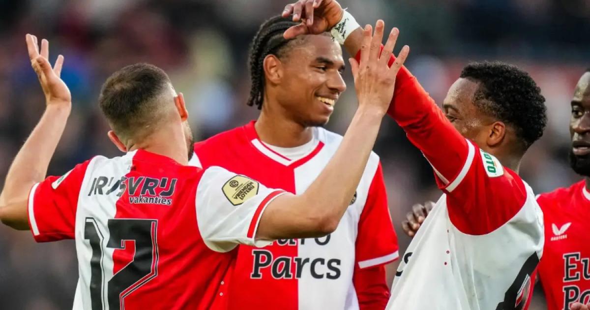 Con López, Feyenoord goleó por 5-0 a Zwolle y es segundo de la Eredivisie