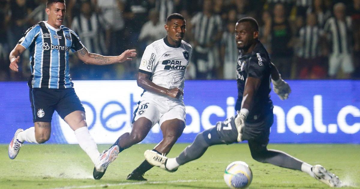 (VIDEO) Botafogo venció a domicilio al Gremio y trepó a la cima del Brasileirao