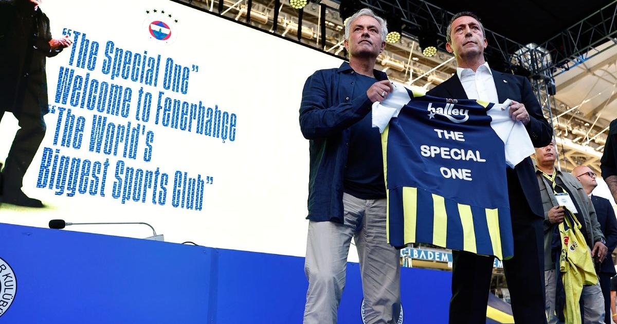 (VIDEO) Mourinho fue presentado en Fenerbahce a estadio lleno