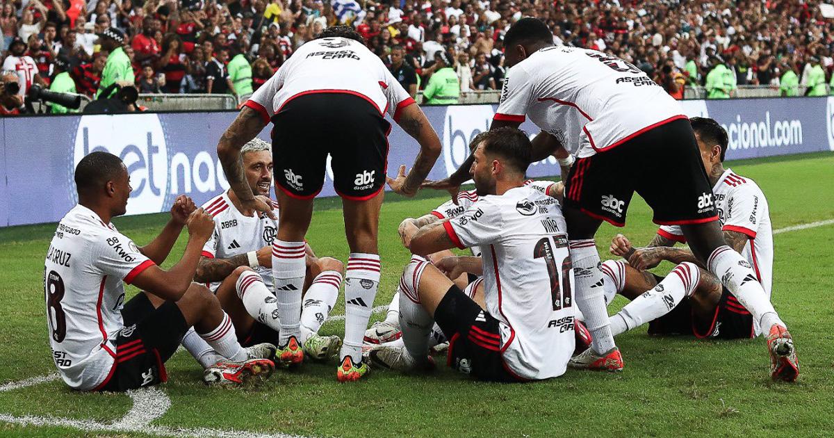 Flamengo goleó a Vasco da Gama y trepó a la cima del Brasileirao
