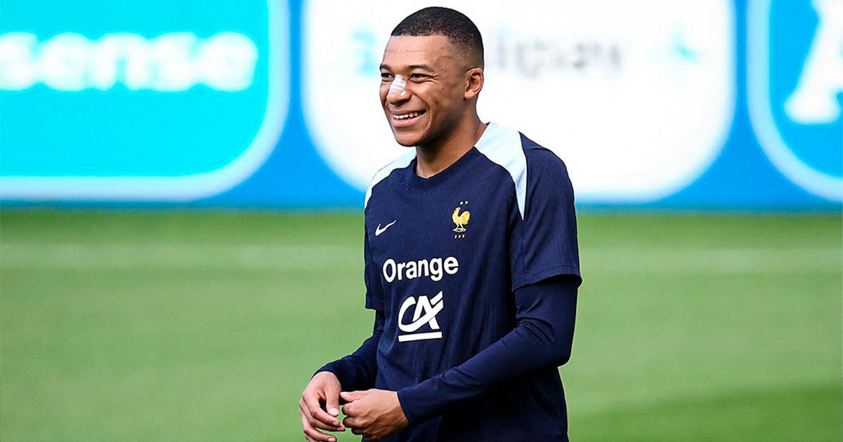 (VIDEO) Sin mascará: Mbappé regresó a los entrenamientos de Francia