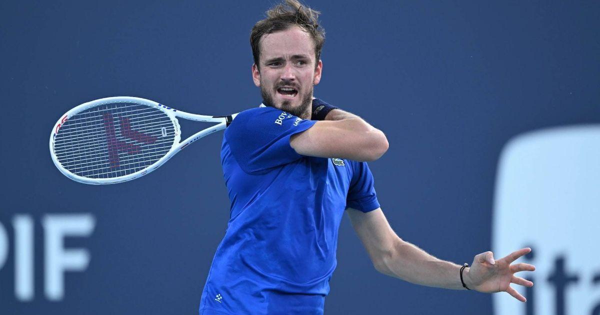 Danil Medvedev clasificó a los octavos de final de Roland Garros al vencer al checo Machac