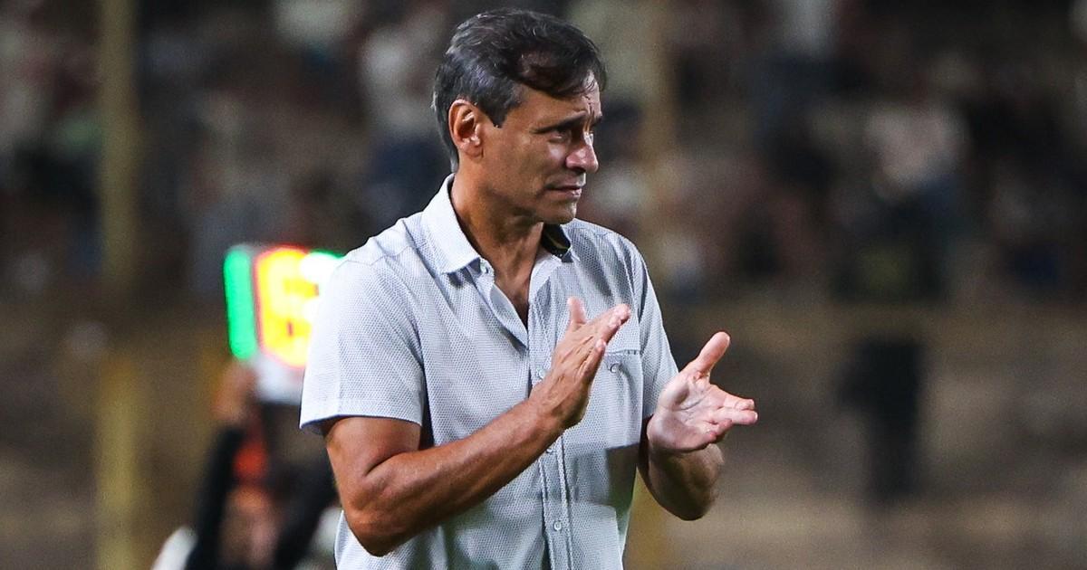 Bustos: "Qué casualidad que antes del Clásico no expulsen a uno"
