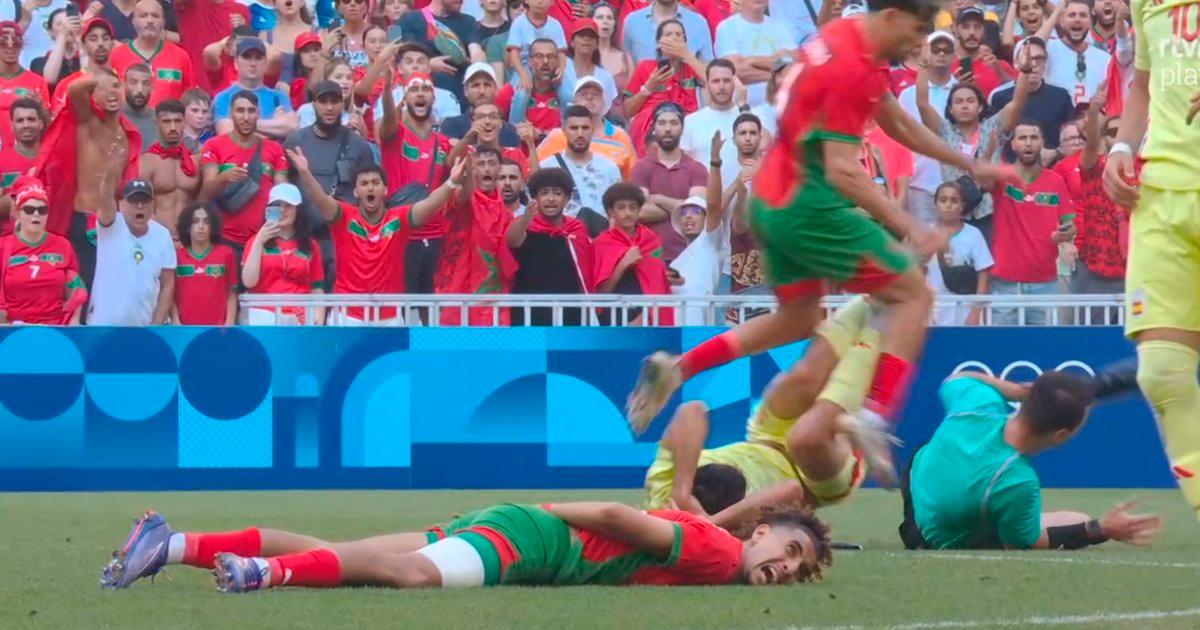 La singular falta contra el árbitro Tantashev que lo sacó del España vs. Marruecos 