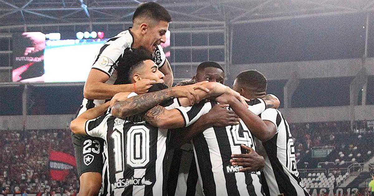Botafogo goleó a Flamengo y sigue liderando el Brasileirao