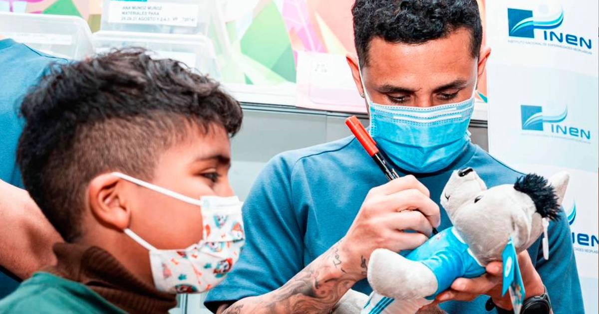 (FOTOS) ¡Tremendo gesto! Jugadores de Cristal entregaron peluches a niños de Alinen