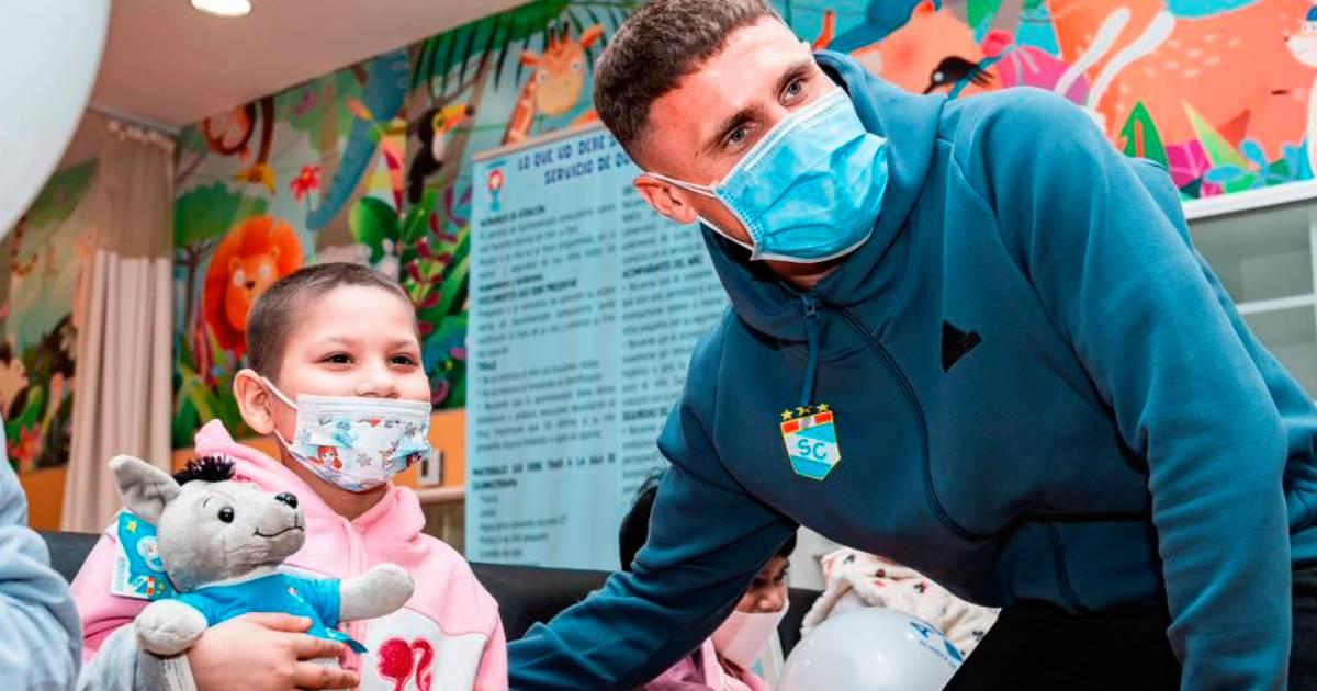 (FOTOS) ¡Tremendo gesto! Jugadores de Cristal entregaron peluches a niños de Alinen