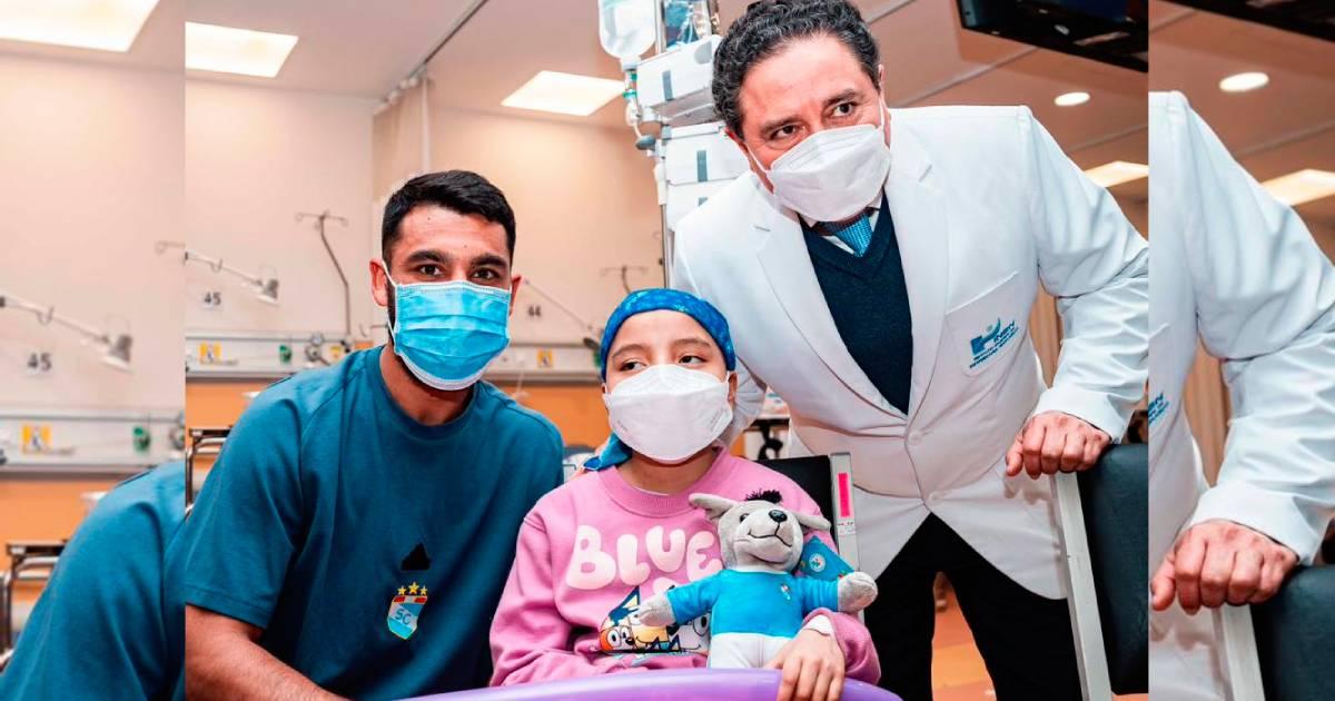 (FOTOS) ¡Tremendo gesto! Jugadores de Cristal entregaron peluches a niños de Alinen