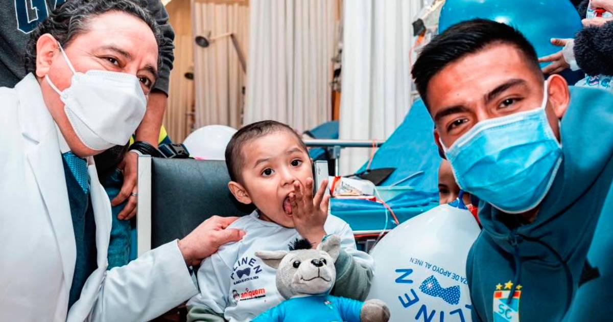 (FOTOS) ¡Tremendo gesto! Jugadores de Cristal entregaron peluches a niños de Alinen