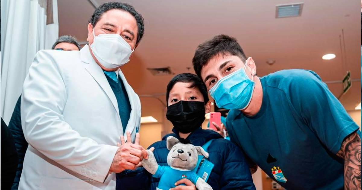 (FOTOS) ¡Tremendo gesto! Jugadores de Cristal entregaron peluches a niños de Alinen