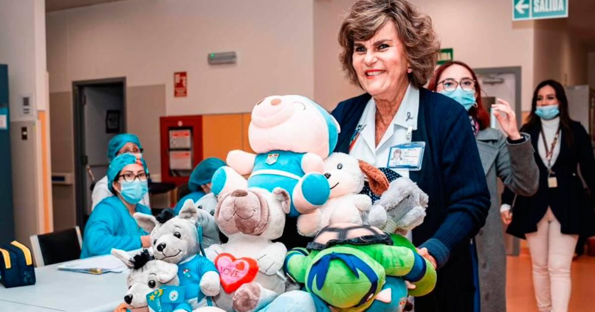 (FOTOS) ¡Tremendo gesto! Jugadores de Cristal entregaron peluches a niños de Alinen
