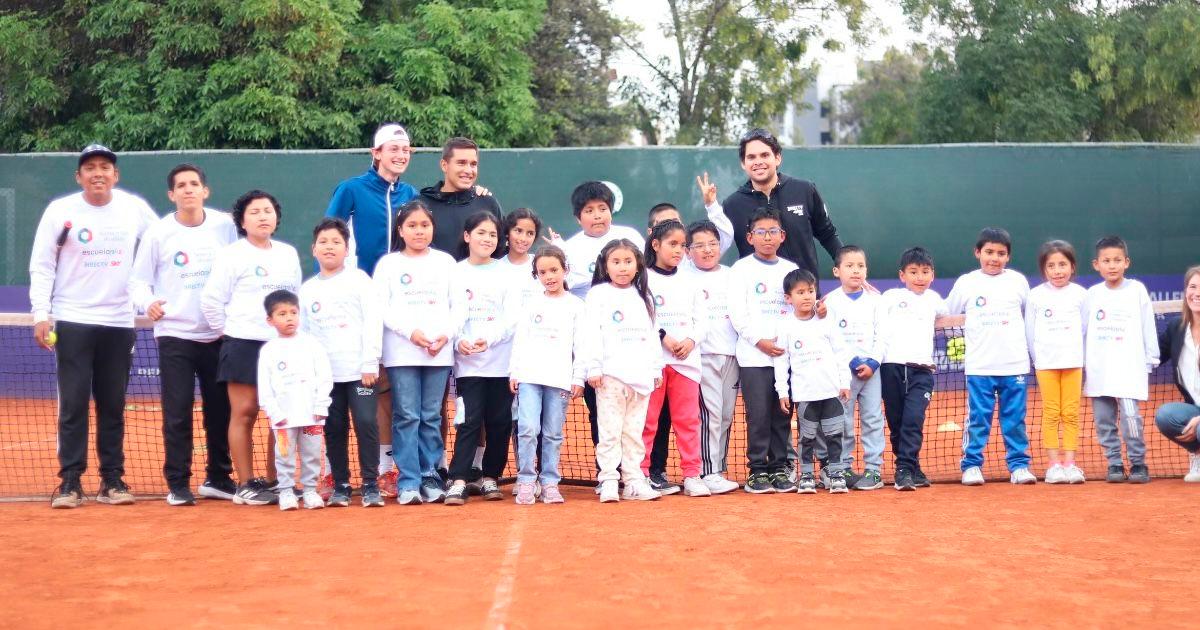 Ignacio Buse y Gonzalo Bueno entrenaron con niños de Manchay