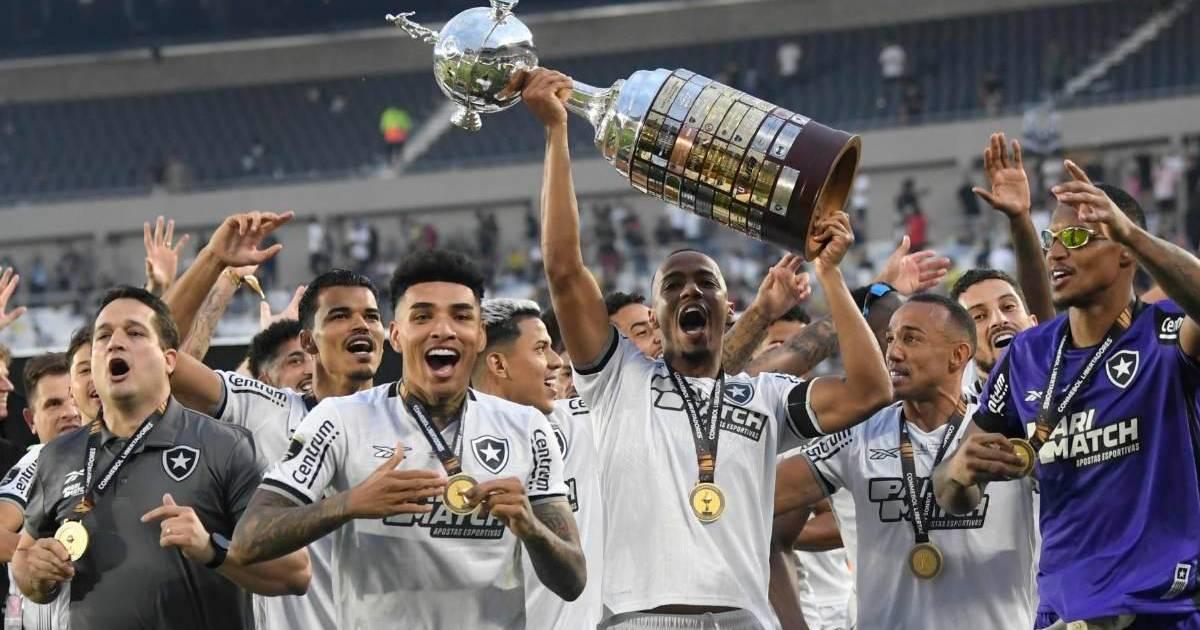 (VIDEO) Con diez, Botafogo venció al Mineiro y conquistó su primera Copa Libertadores