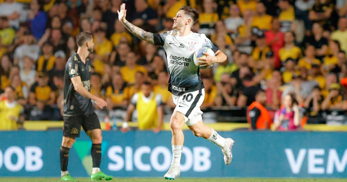 Carrillo venció a Trauco en duelo de peruanos en el Brasileirao 