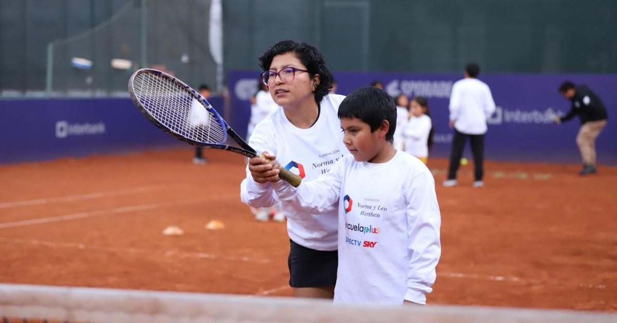 Ignacio Buse y Gonzalo Bueno entrenaron con niños de Manchay