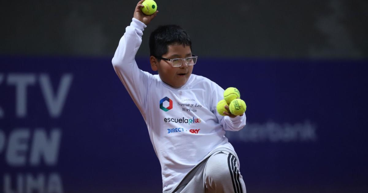 Ignacio Buse y Gonzalo Bueno entrenaron con niños de Manchay