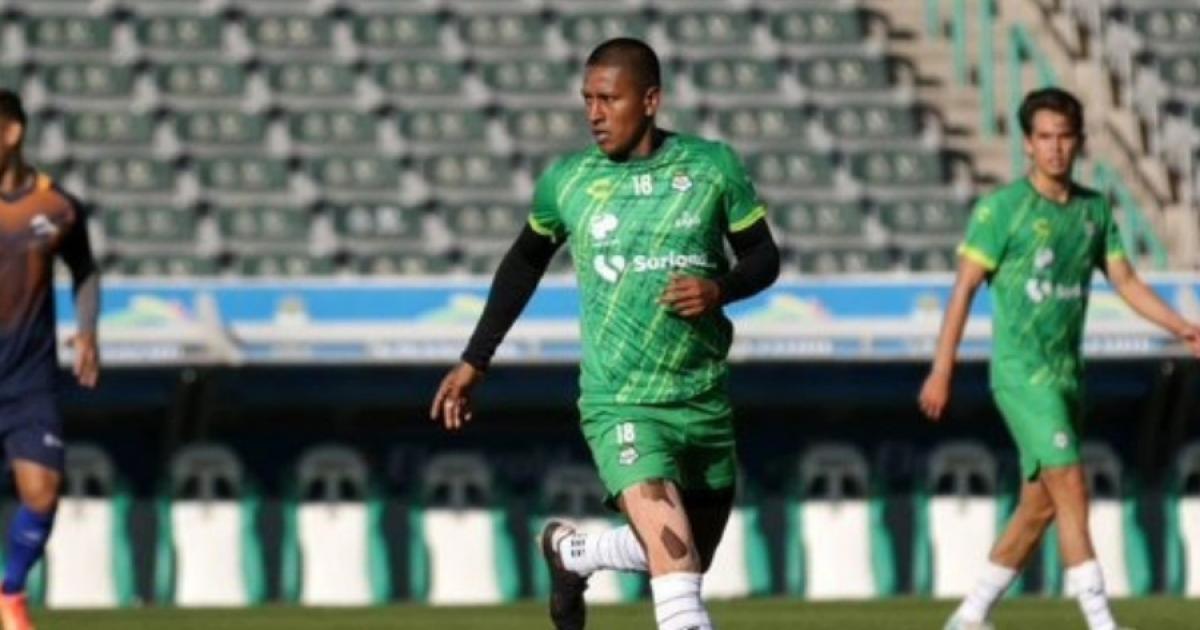 Pedro Aquino estuvo presente en el amistoso de Santos Laguna con Correcaminos
