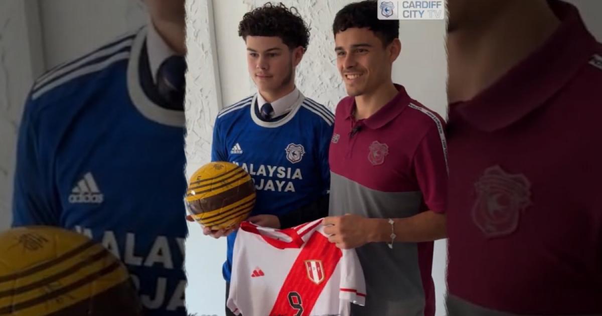¿Será un guiño? Alexander Robertson posó con la camiseta de la selección peruana