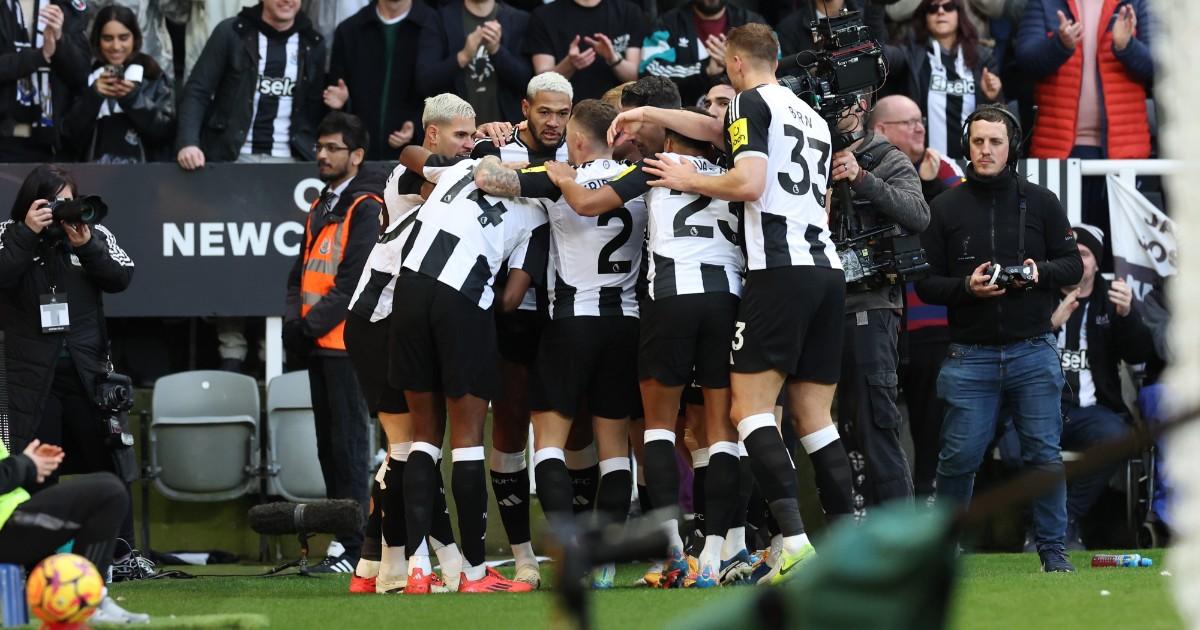 Newcastle goleó por 3-0 al Aston Villa