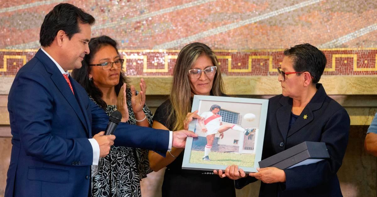 (FOTOS) IPD rindió homenaje póstumo a Hugo 'Cholo' Sotil