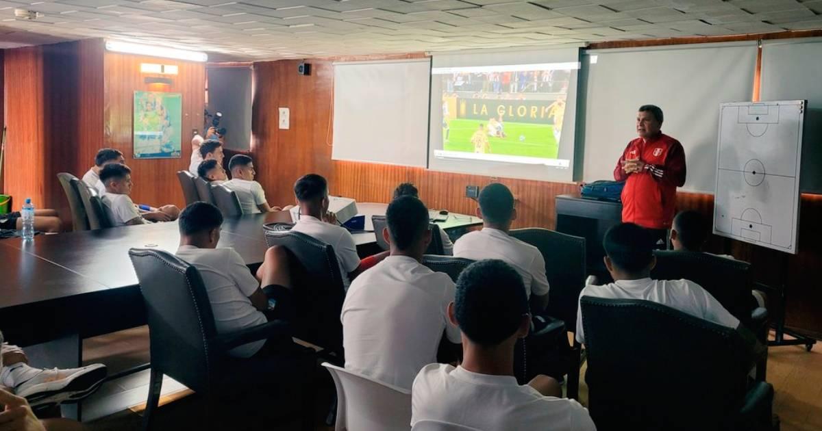 Plantel de Cristal recibió charla de reglas de juego