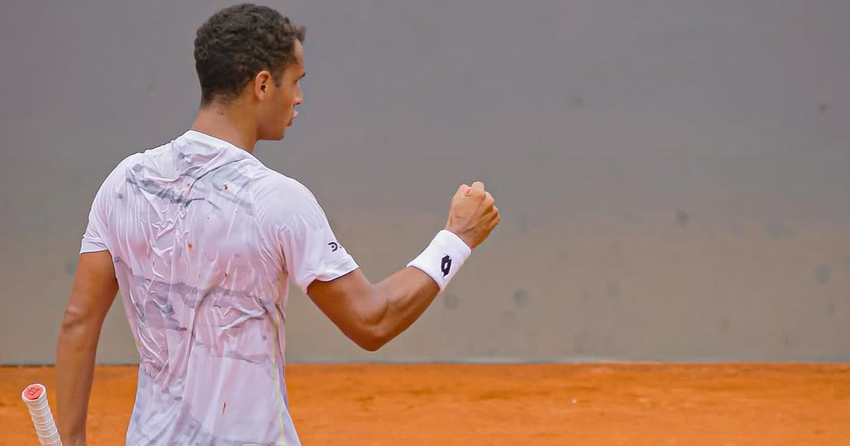 Juan Pablo Varillas avanza en Santiago tras vencer a Emilio Nava