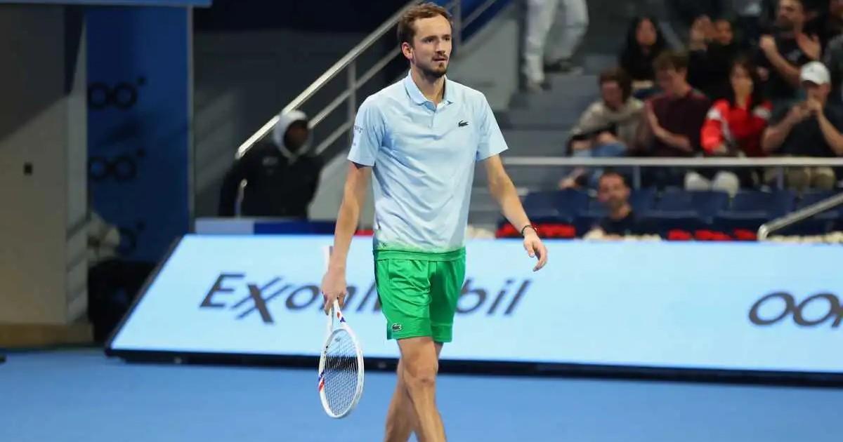 Medvedev se retiró del torneo de Doha