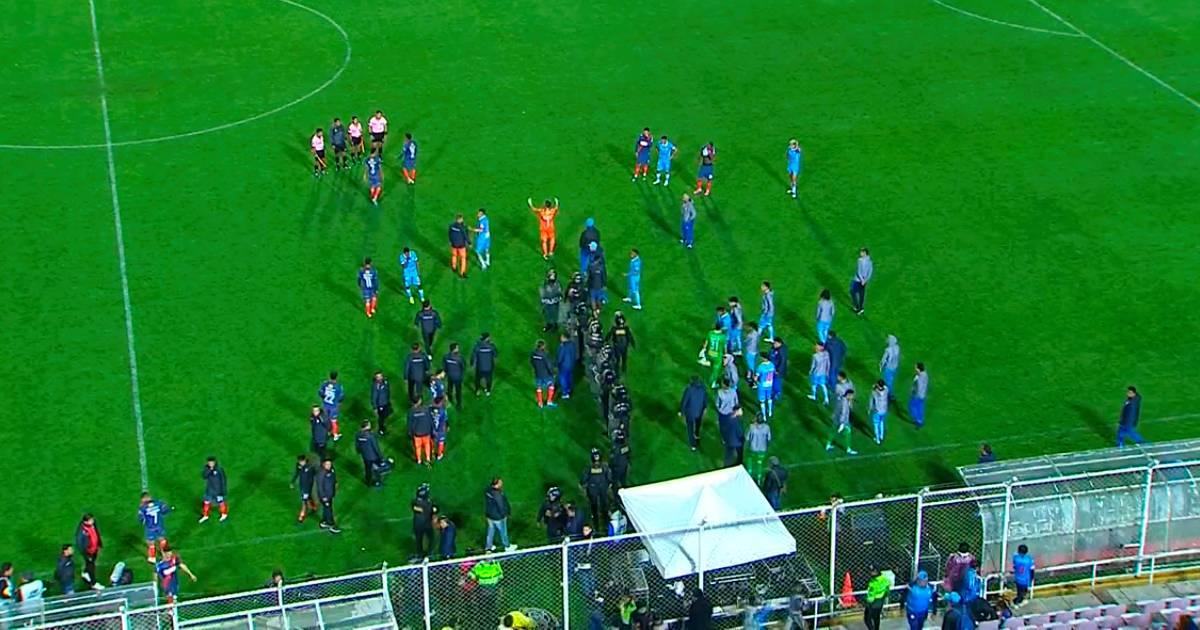 ¡Fiesta accidentada! Partido entre Garcilaso y Always Ready se acabó a los 77 minutos