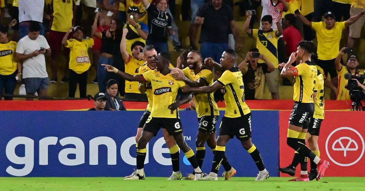 Con Carrillo, Corinthians sufrió dura caída ante Barcelona y quedó complicado en la Libertadores