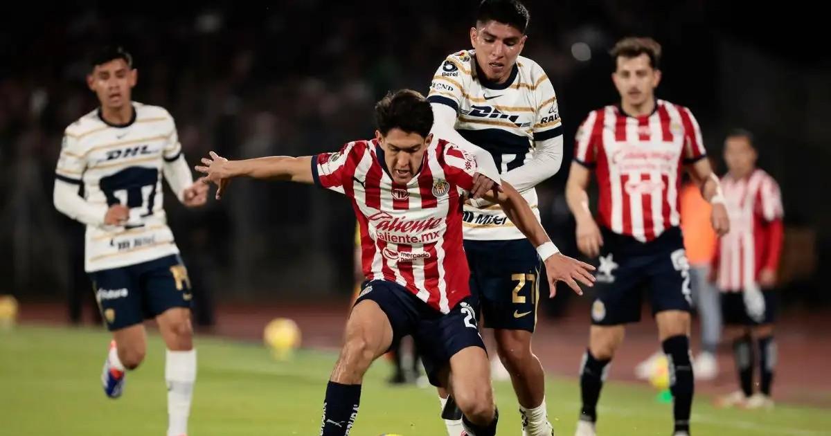 Quispe fue titular en derrota de Pumas ante Chivas