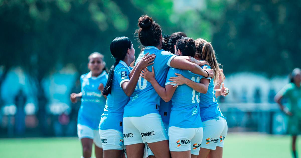 (FOTOS) ¡Con puntaje perfecto! Cristal goleó 8-0 a Def. del Ilucán y lidera Liga Femenina