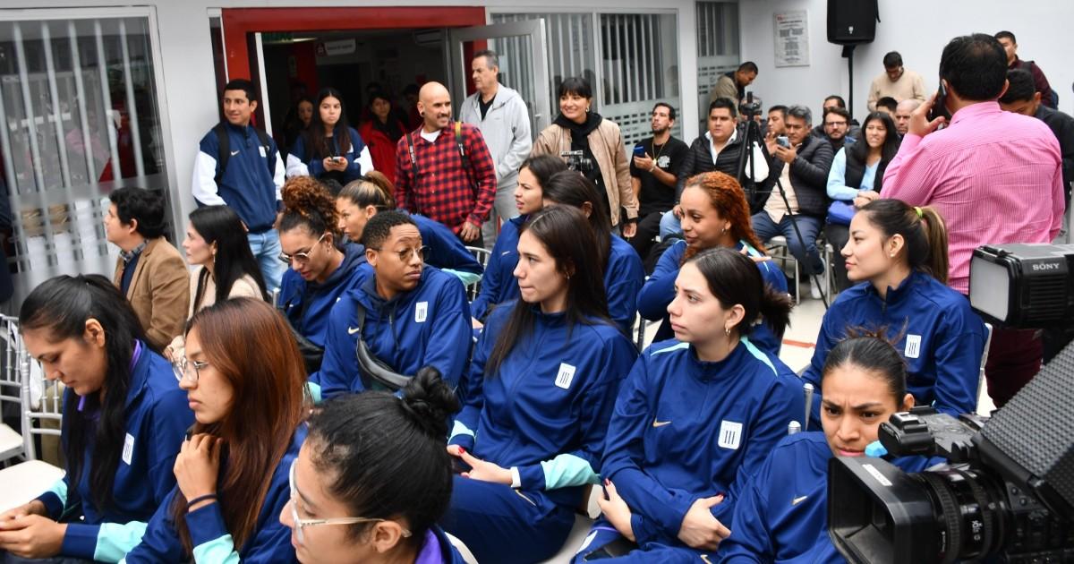 Caja Huancayo premió a las campeonas de vóley de Alianza Lima