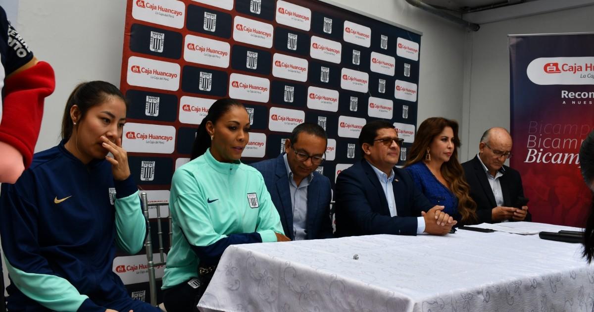 Caja Huancayo premió a las campeonas de vóley de Alianza Lima