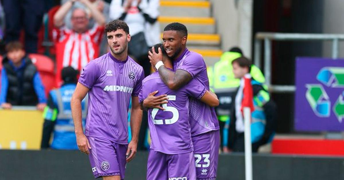 (VIDEO) ¡Venga ese abrazo! Peruano Cáceres dio asistencia en goleada del Sheffield United en amistoso