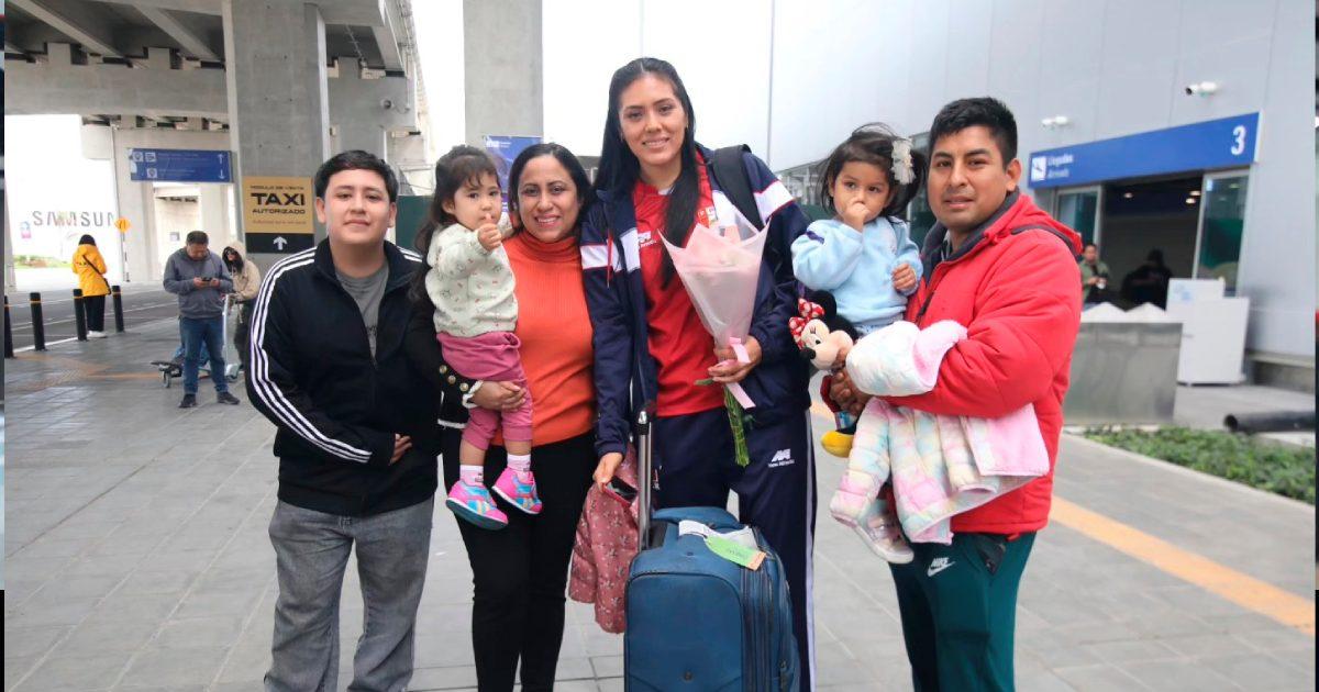(FOTOS) Selección peruana de vóley volvió a Lima tras ganar medalla de plata en Copa América