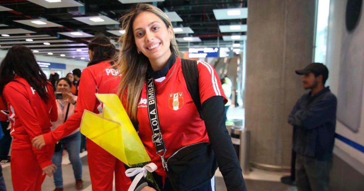 (FOTOS) Selección peruana de vóley volvió a Lima tras ganar medalla de plata en Copa América