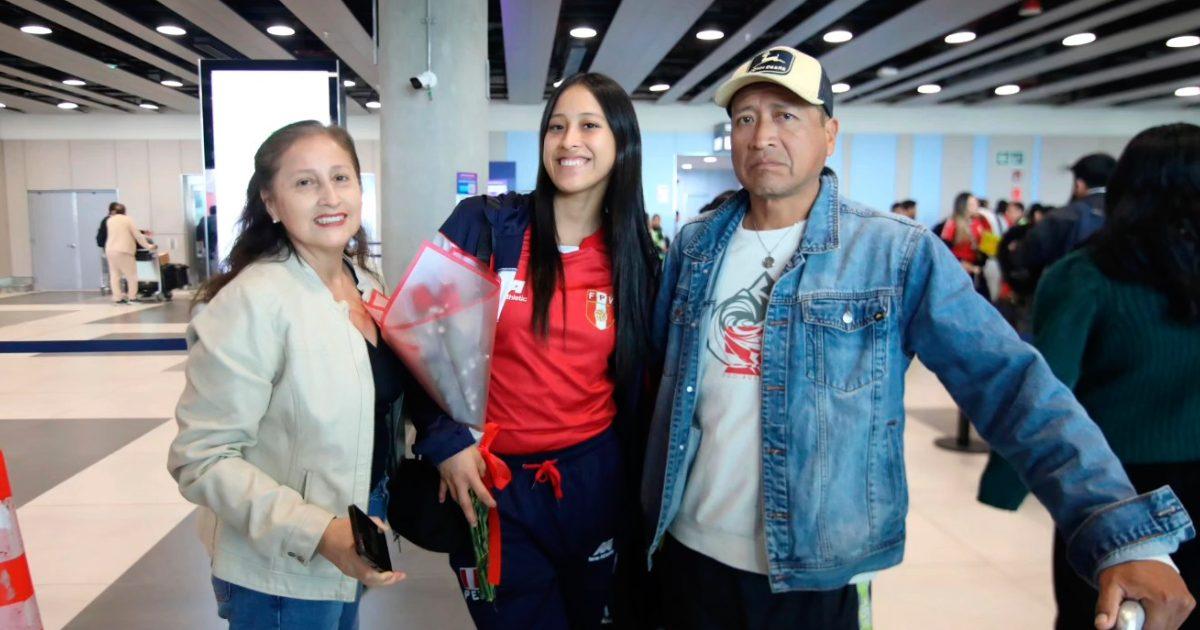 (FOTOS) Selección peruana de vóley volvió a Lima tras ganar medalla de plata en Copa América
