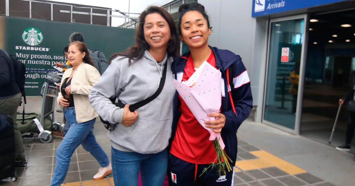 (FOTOS) Selección peruana de vóley volvió a Lima tras ganar medalla de plata en Copa América