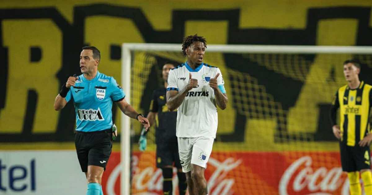 Abel Hernández: "Firmé un contrato con Cristal, pero no volvió firmado por el club"